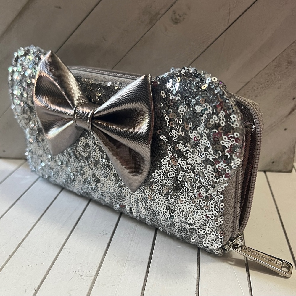 Loungefly 🩷 Tag platinum silver sequin wallet EUC heart tag OG
